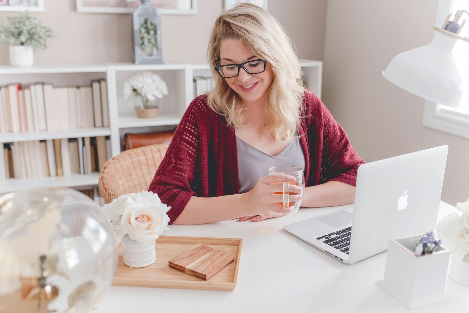 Consultante RH travaillant sur son ordinateur